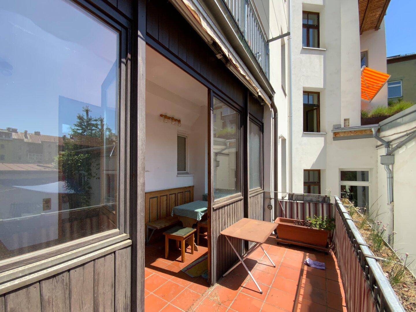 Loggia mit offenem Bereich und kleinem Balkon, Blick auf den Innenhof, vielseitig nutzbar.