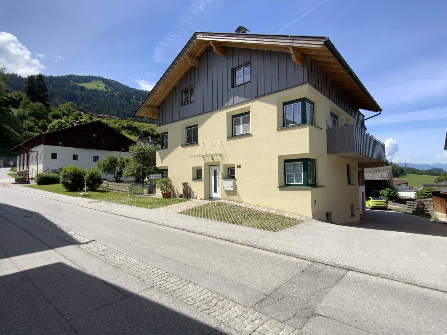 Anlegerobjekt Kolsass: großes Wohngebäude mit 4 Wohnungen, Wirtschaftsgebäude und Stadl in guter Lage Kolsass! - Ansicht 5