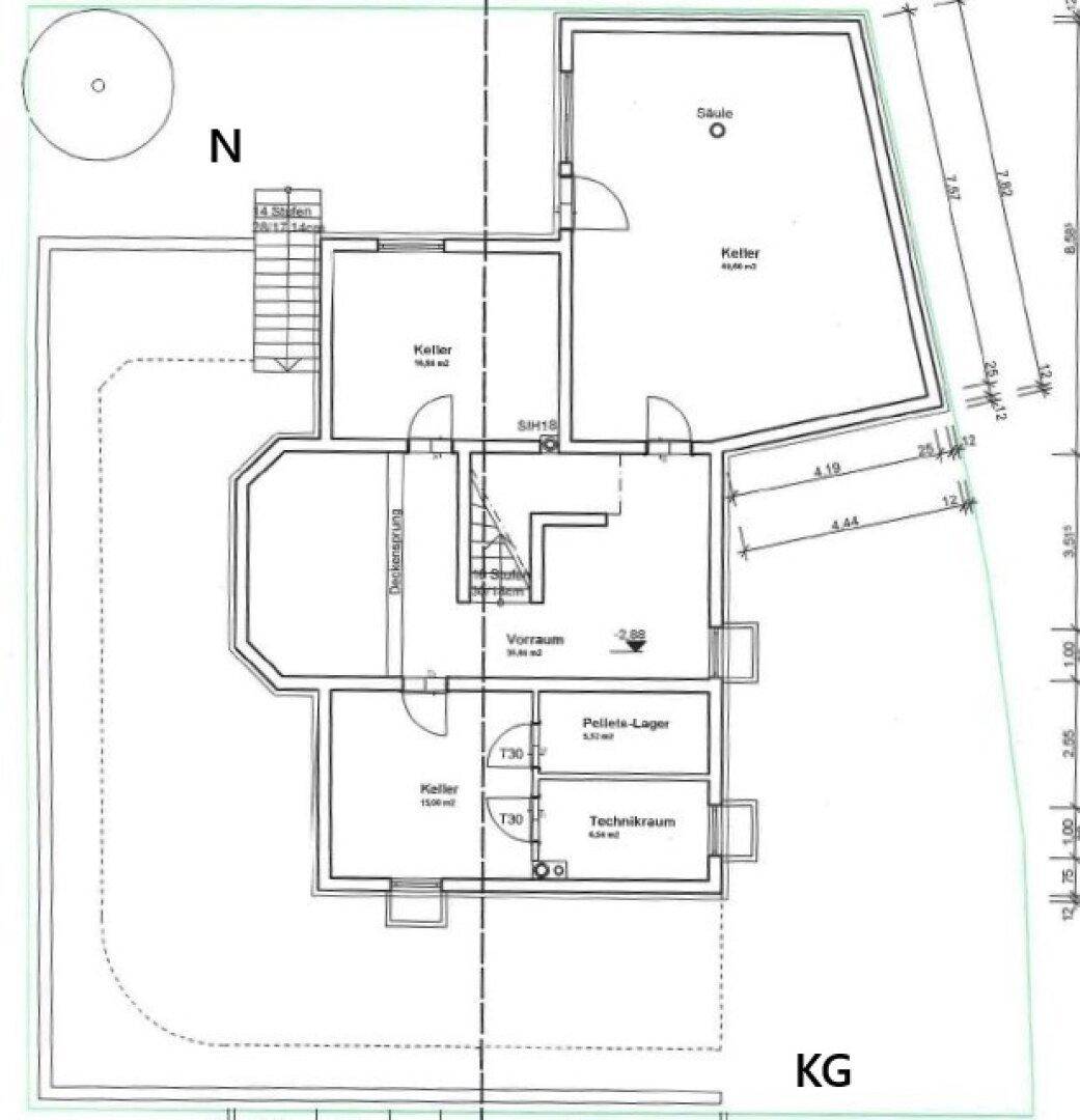 Grundriss des Kellergeschosses mit verschiedenen Kellerräumen und Technikbereich.
