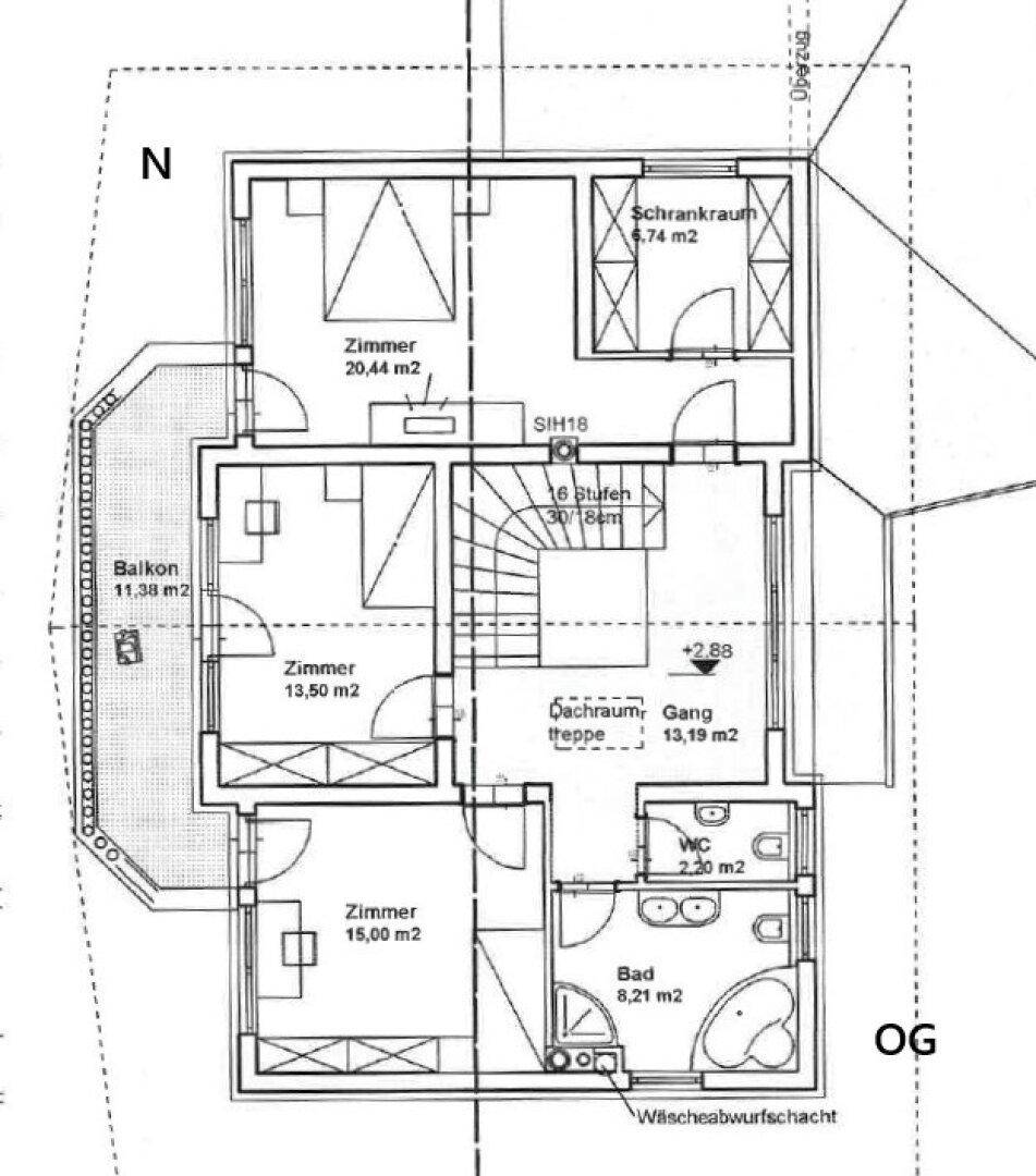 Grundriss des Obergeschosses mit Schlafzimmern, Bad, separatem WC und Balkonzugang.