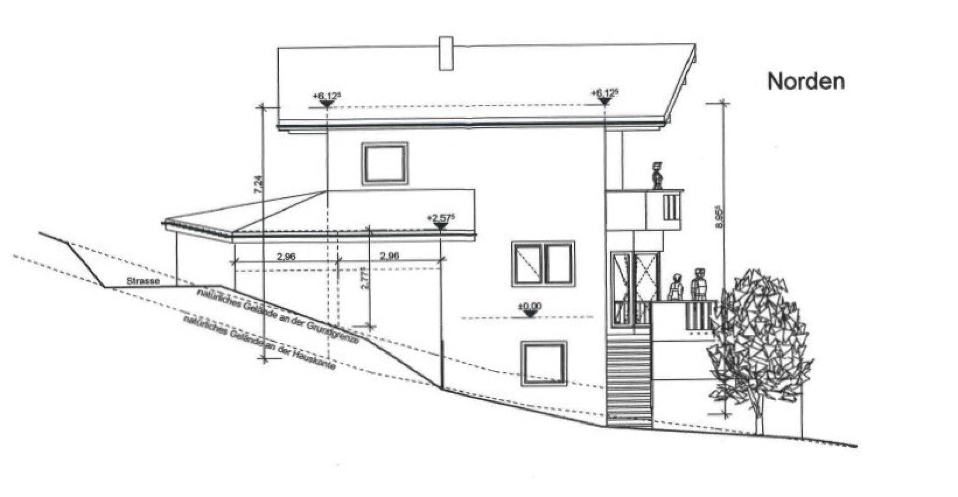 Architektonische Nordansicht des Gebäudes mit Balkon und Fensterdetails.