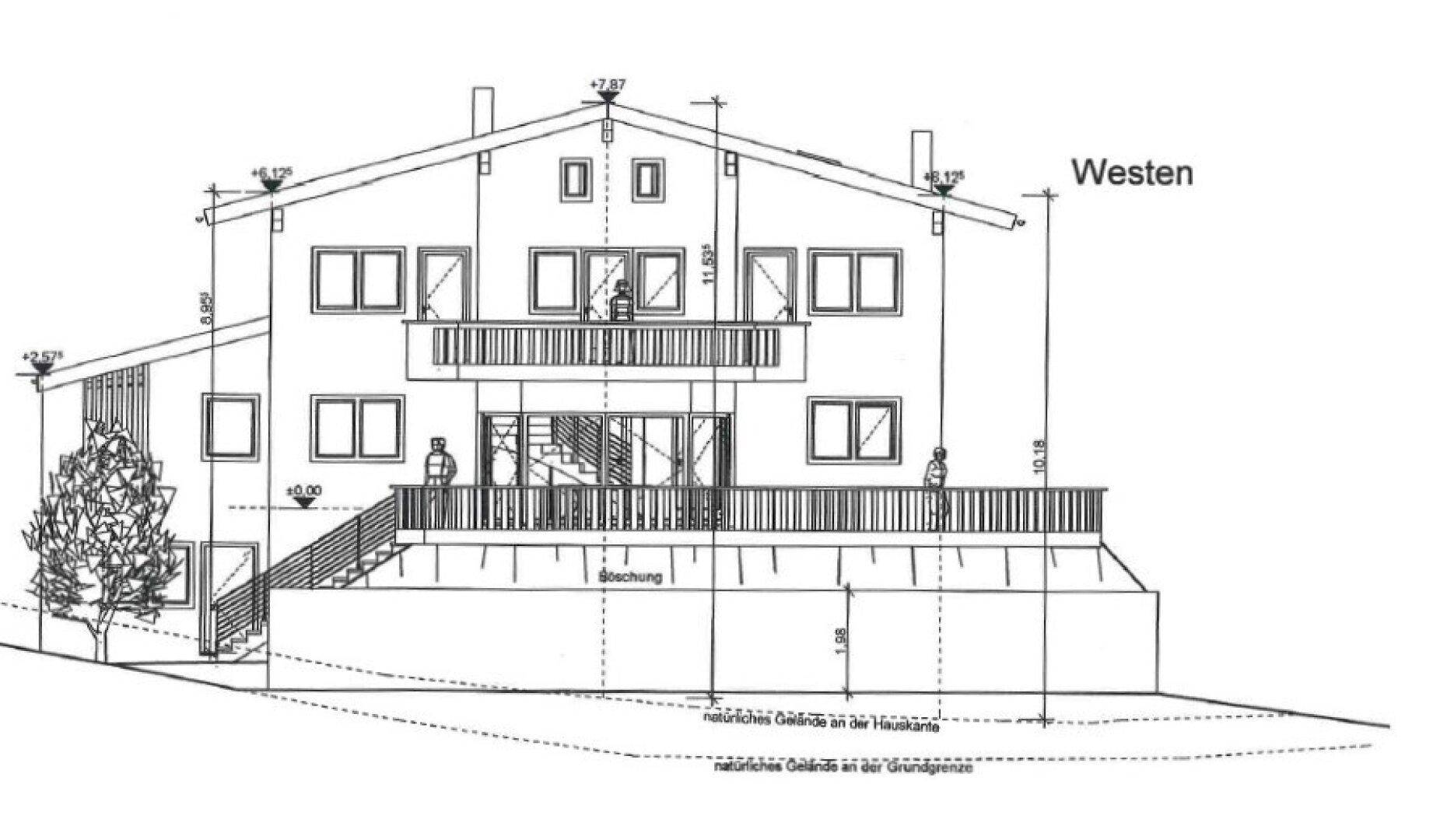 Architektonische Westansicht des Hauses mit großzügigem Balkon und traditionellem Dach.