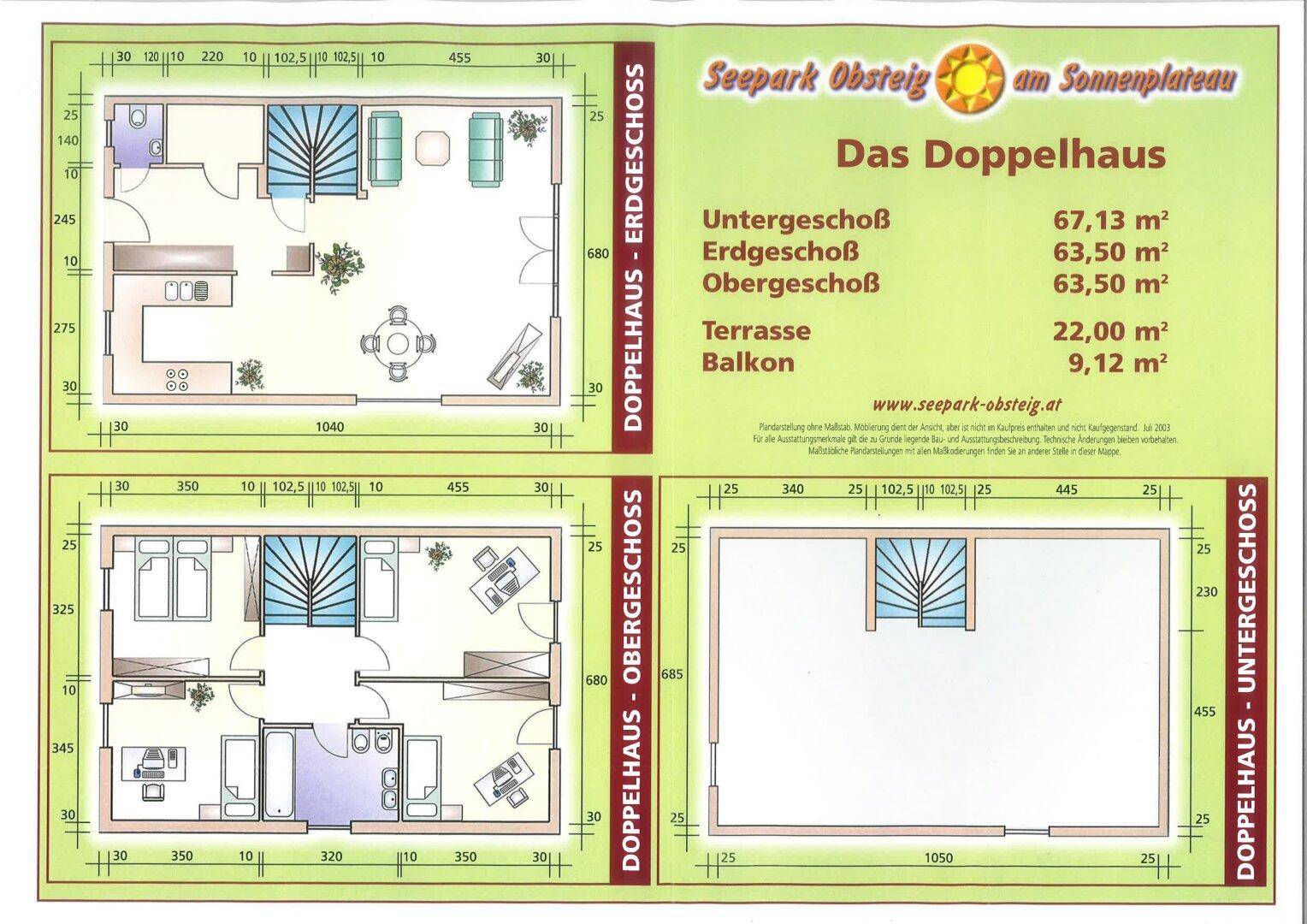 Detaillierte Grundrisspläne eines Doppelhauses mit Möblierungsvorschlägen und Flächenangaben.