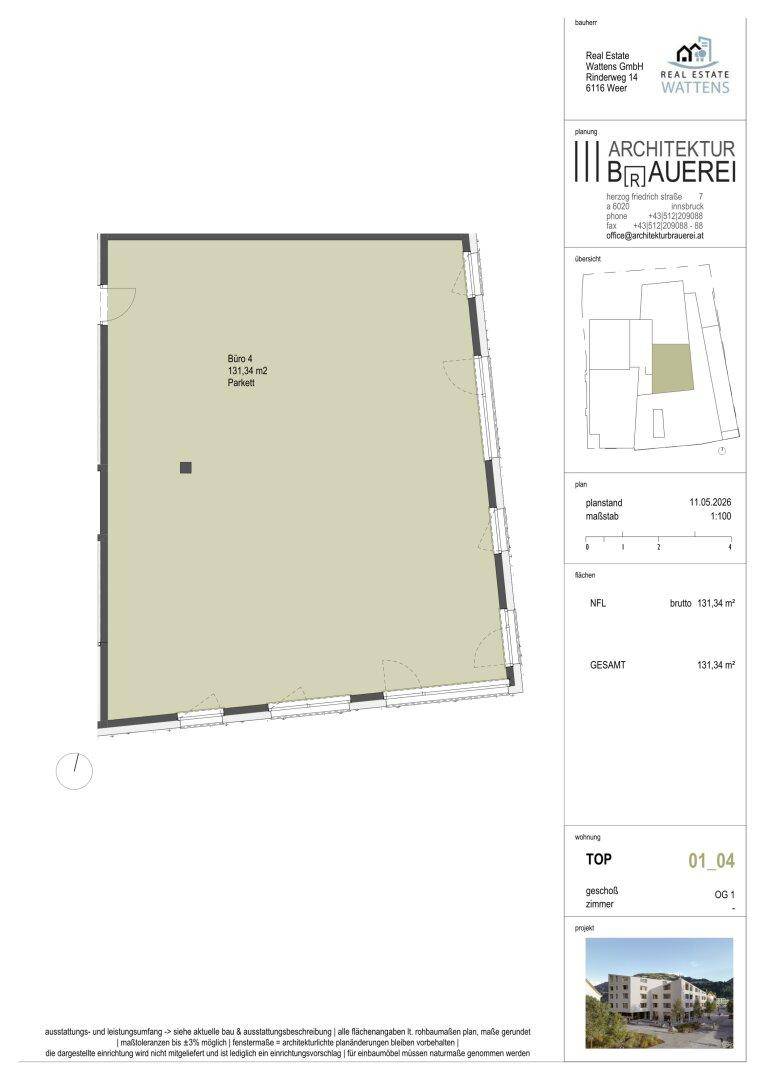 Grundrissplan eines Büros mit großer offener Fläche und vielen Fenstern.