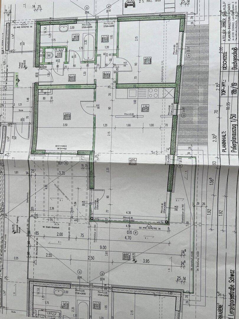 Detaillierter Grundriss einer Wohnung mit mehreren Zimmern, zwei Bädern und Balkonzugang.