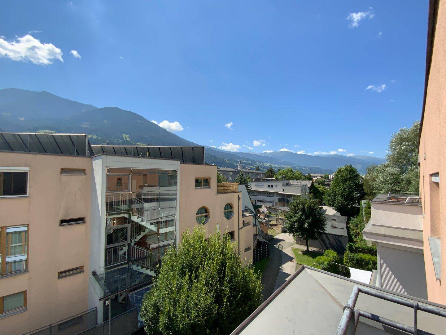 Panoramablick auf die umliegende Berglandschaft und die benachbarten Gebäude.