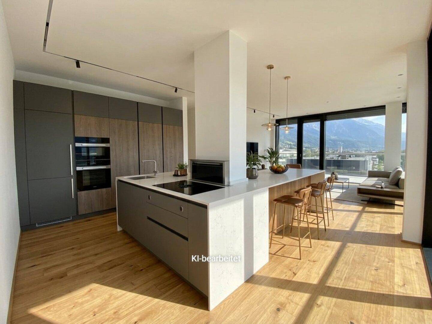 Moderne offene Küche mit Kücheninsel, integrierten Geräten und hellem Eichenparkett mit Bergblick.