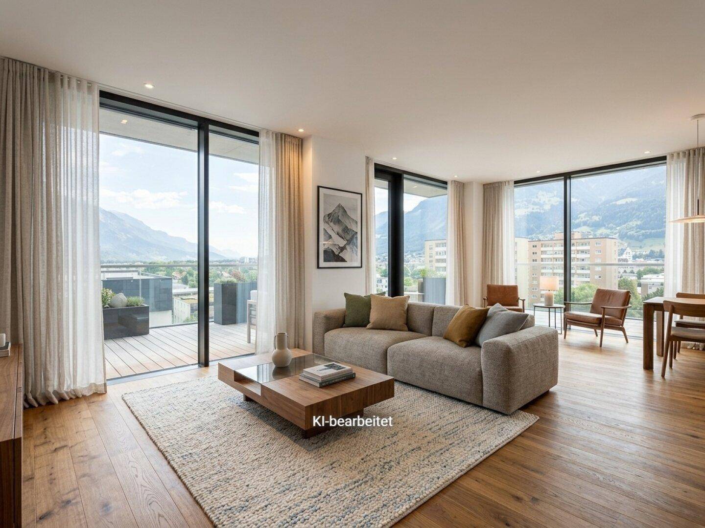 Lichtdurchflutetes Wohnzimmer mit großen Fenstern, Holzboden und Zugang zur Terrasse mit Bergblick.