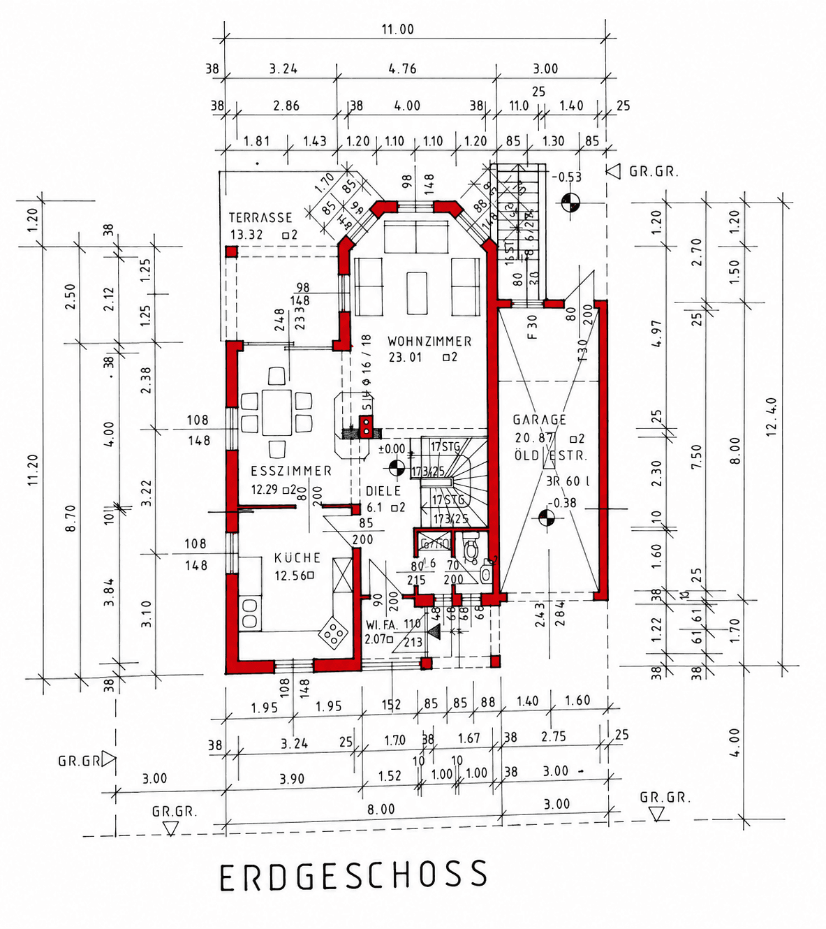 Grundriss des Erdgeschosses mit Wohnzimmer, Esszimmer, Küche, Diele und Garage.