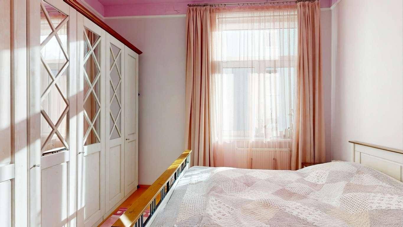 Gemütliches Schlafzimmer mit Doppelbett, großem Kleiderschrank und viel Tageslicht.
