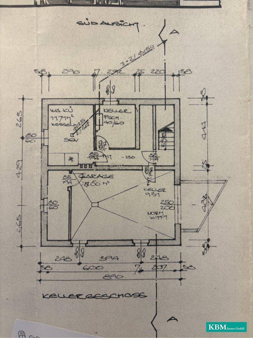 Handgezeichneter Grundriss des Kellergeschosses mit Waschküche, Keller und Garage.