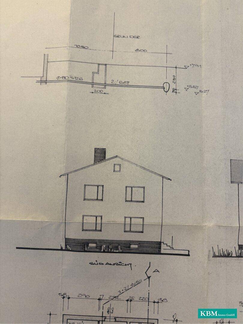 Handgezeichnete Ansicht des Hauses von Süden mit Dach und Kamin.