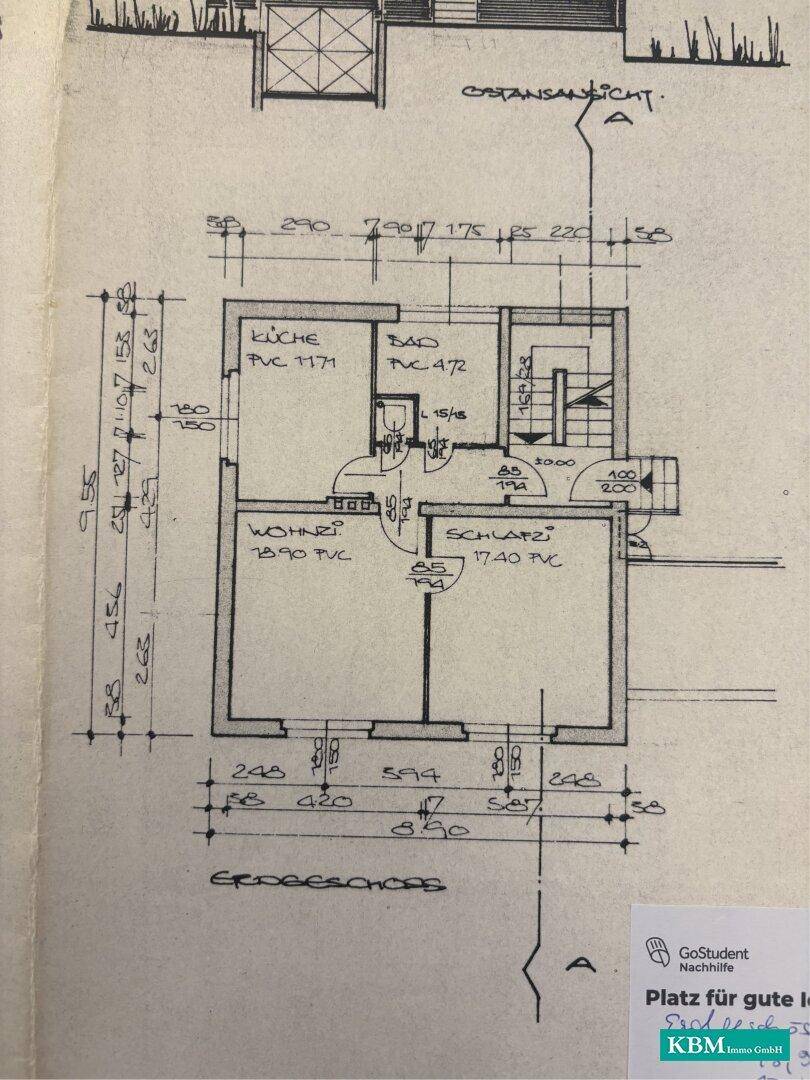 Handgezeichneter Grundriss des Erdgeschosses mit Wohnzimmer, Schlafzimmer, Küche und Bad.