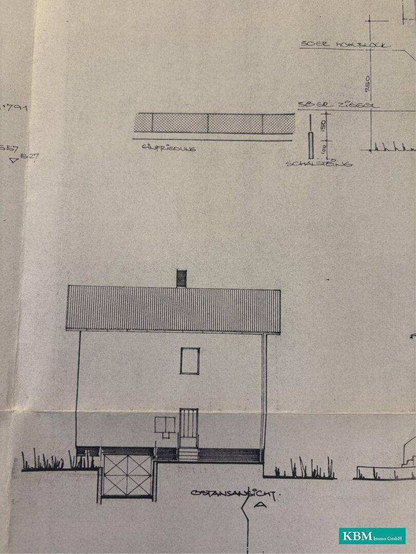 Handgezeichnete Ansicht des Hauses von Osten mit Eingangsbereich und Dach.