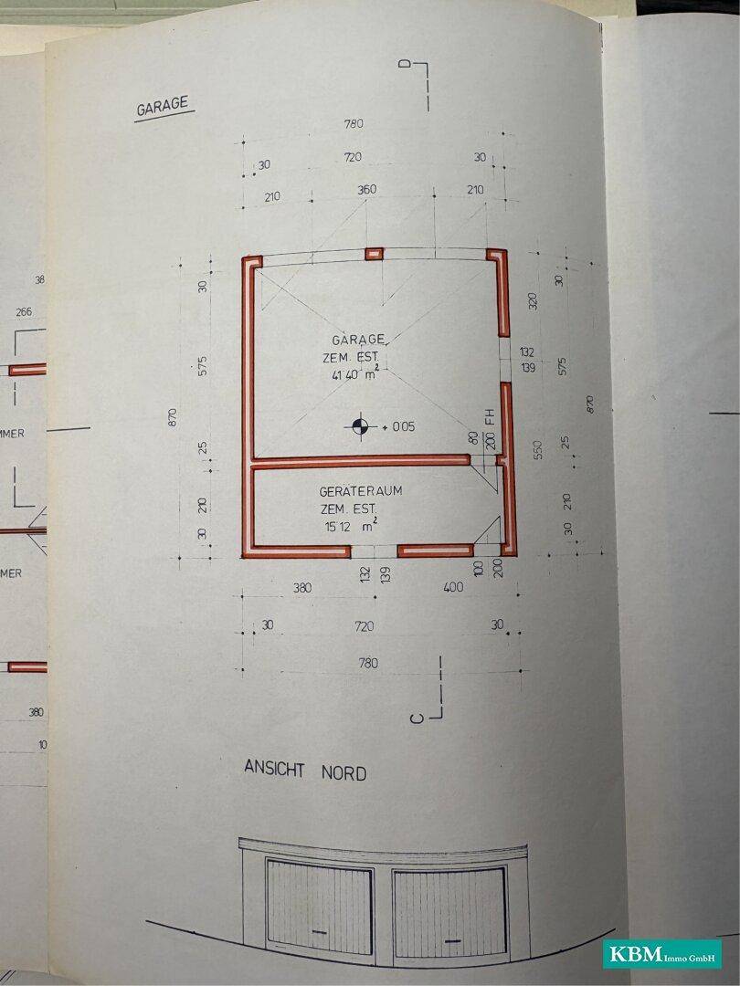 Grundriss der Garage und des Geräteraums mit Nordansicht des Gebäudes.