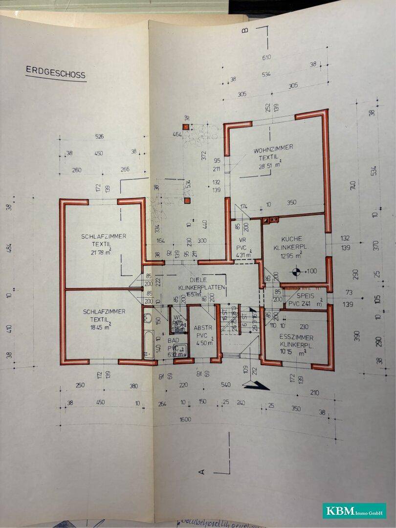 Grundriss des Erdgeschosses mit Wohnzimmer, Schlafzimmern und Küche.