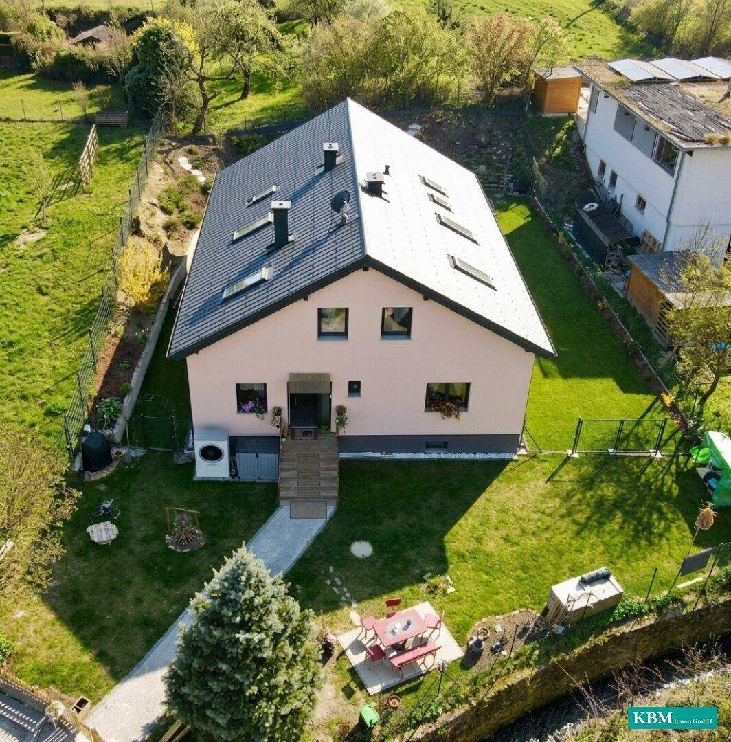 Luftaufnahme des Hauses mit Satteldach, Garten und angrenzender ländlicher Umgebung.
