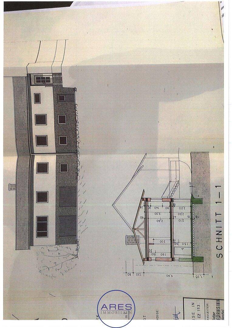 Architektonischer Schnittplan des Gebäudes mit Höhenangaben und Details zur Dachkonstruktion.