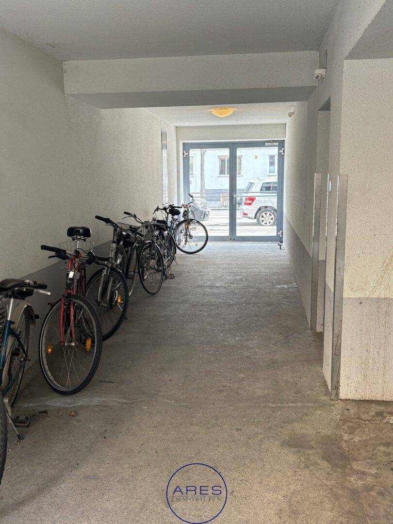 Gemeinschaftlicher Fahrradraum im Eingangsbereich des Gebäudes mit mehreren Fahrrädern.