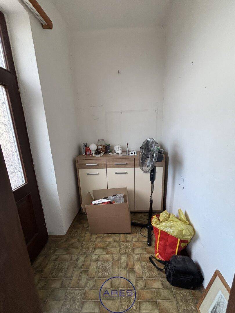Kleiner Abstellraum oder Hauswirtschaftsraum mit Schrank und Ventilator.