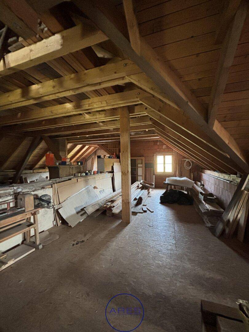 Weiterer Blick in den Dachboden mit Holzkonstruktion und Lagerflächen, bereit für die Umgestaltung.