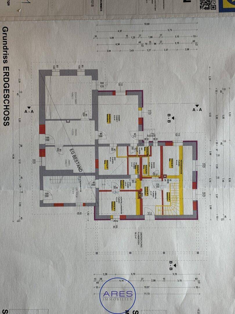 Grundriss des Erdgeschosses mit verschiedenen Räumen und Maßangaben.