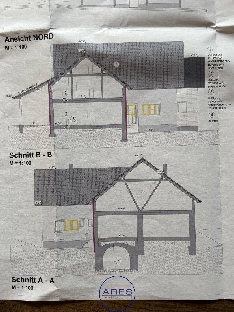 Architektonische Schnitte und Nordansicht des Gebäudes mit Details zur Konstruktion.