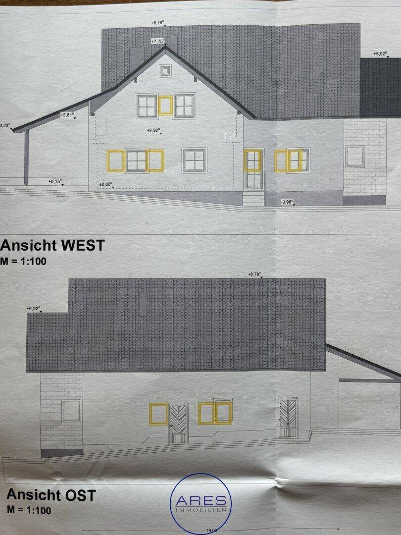 West- und Ostansichten des Gebäudes mit Fenster- und Türanordnungen.