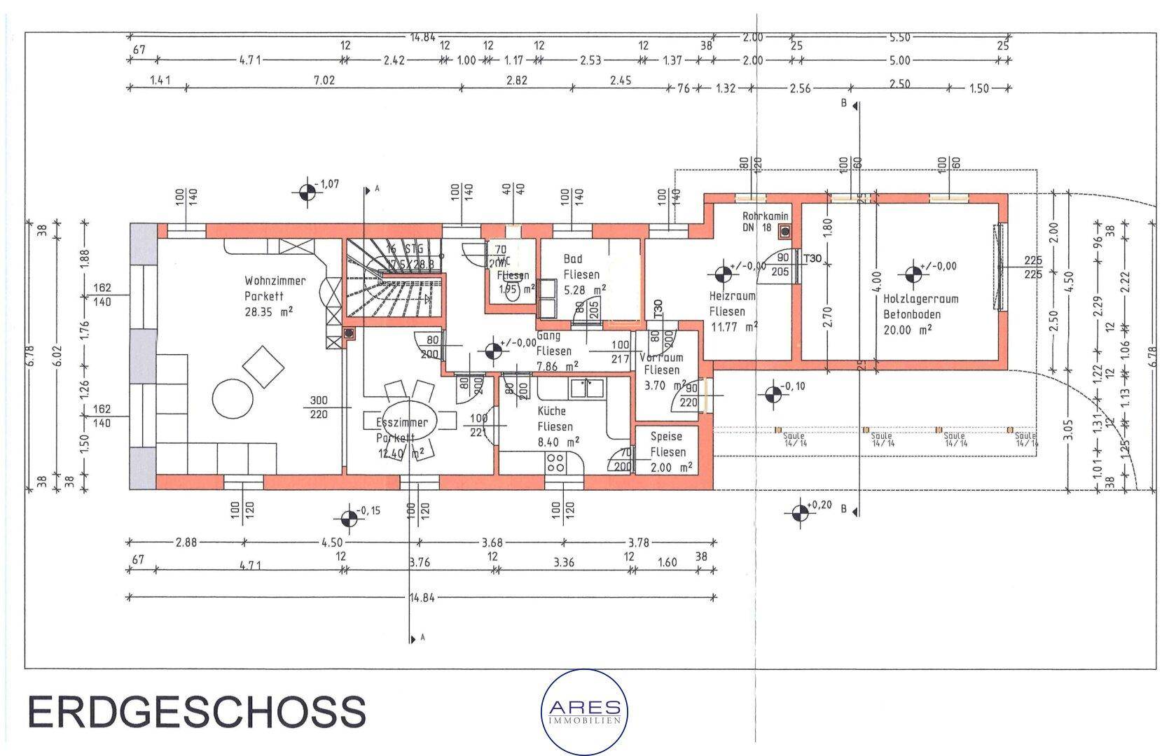 Grundriss des Erdgeschosses mit Wohnzimmer, Küche, Bad und Zugang zu Außenbereichen.