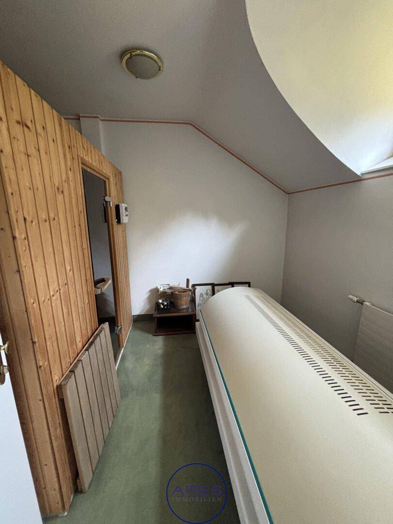 Wellnessbereich mit Solarium und Holzsauna.