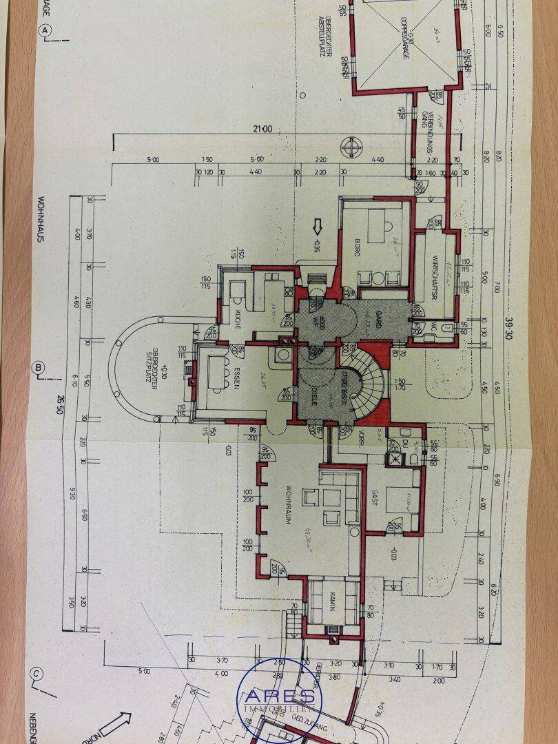 Grundriss des Erdgeschosses mit offenem Wohnbereich, Küche, Büro und Wendeltreppe.