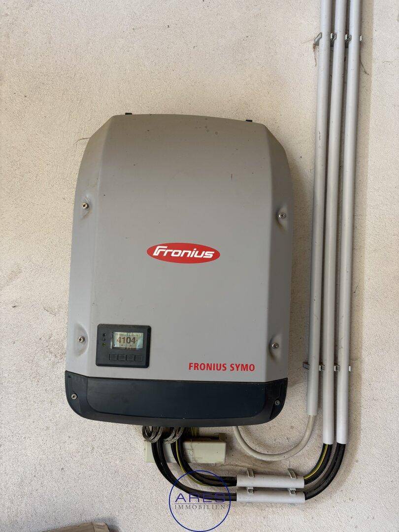 Solarwechselrichter der Marke Fronius Symo an einer Wand montiert, Teil der Photovoltaikanlage.