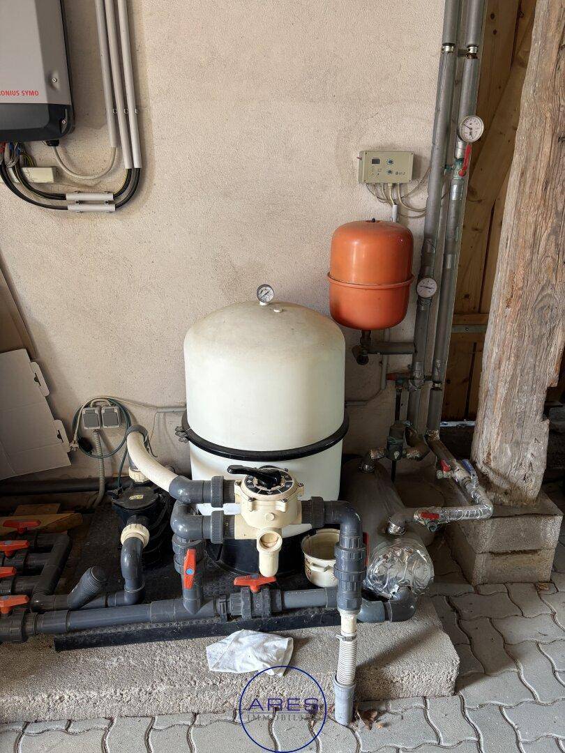Wasserfiltersystem und Rohrleitungen, wahrscheinlich für die Poolanlage oder Wasserversorgung des Hauses.