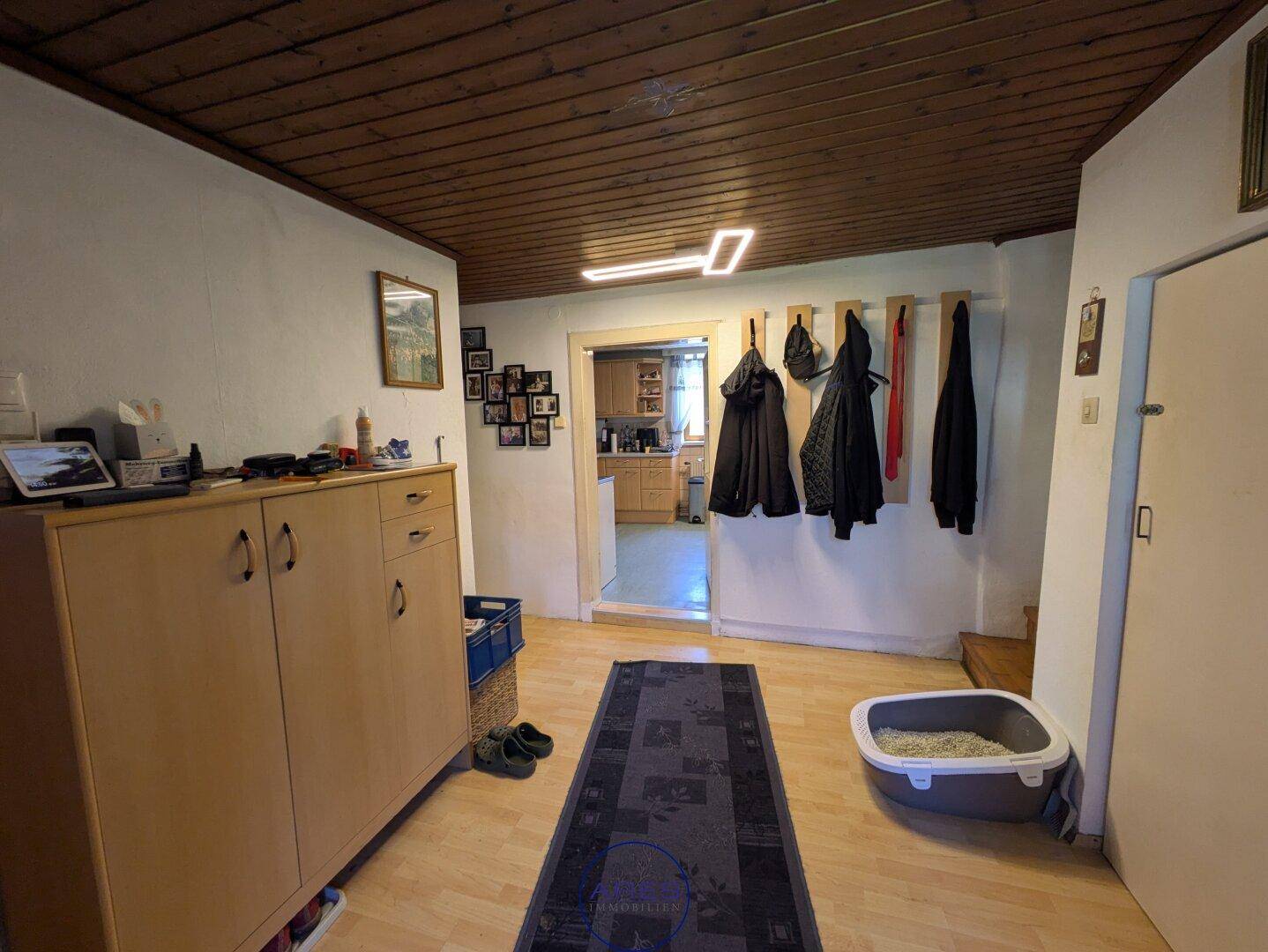 Flur oder Eingangsbereich mit Holzdecke, Garderobe und Schuhschrank.