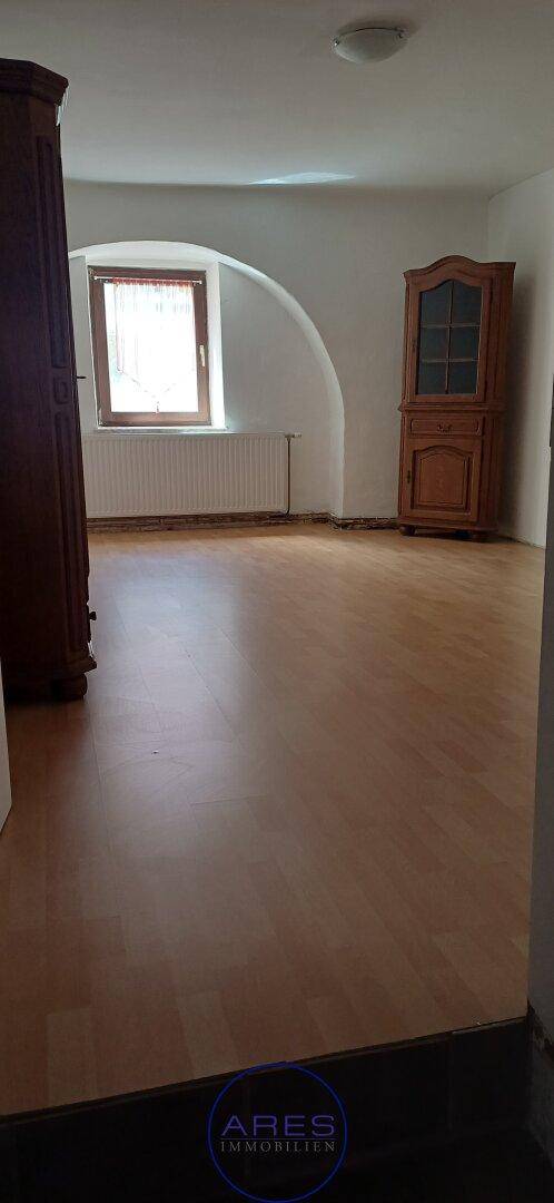 Heller Essbereich mit Bogenfenster, Holzfußboden und traditionellem Mobiliar.