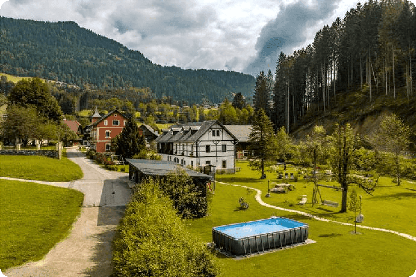 Weitläufiges Anwesen in den Bergen mit mehreren Gebäuden, großem Garten und einem Aufstellpool.