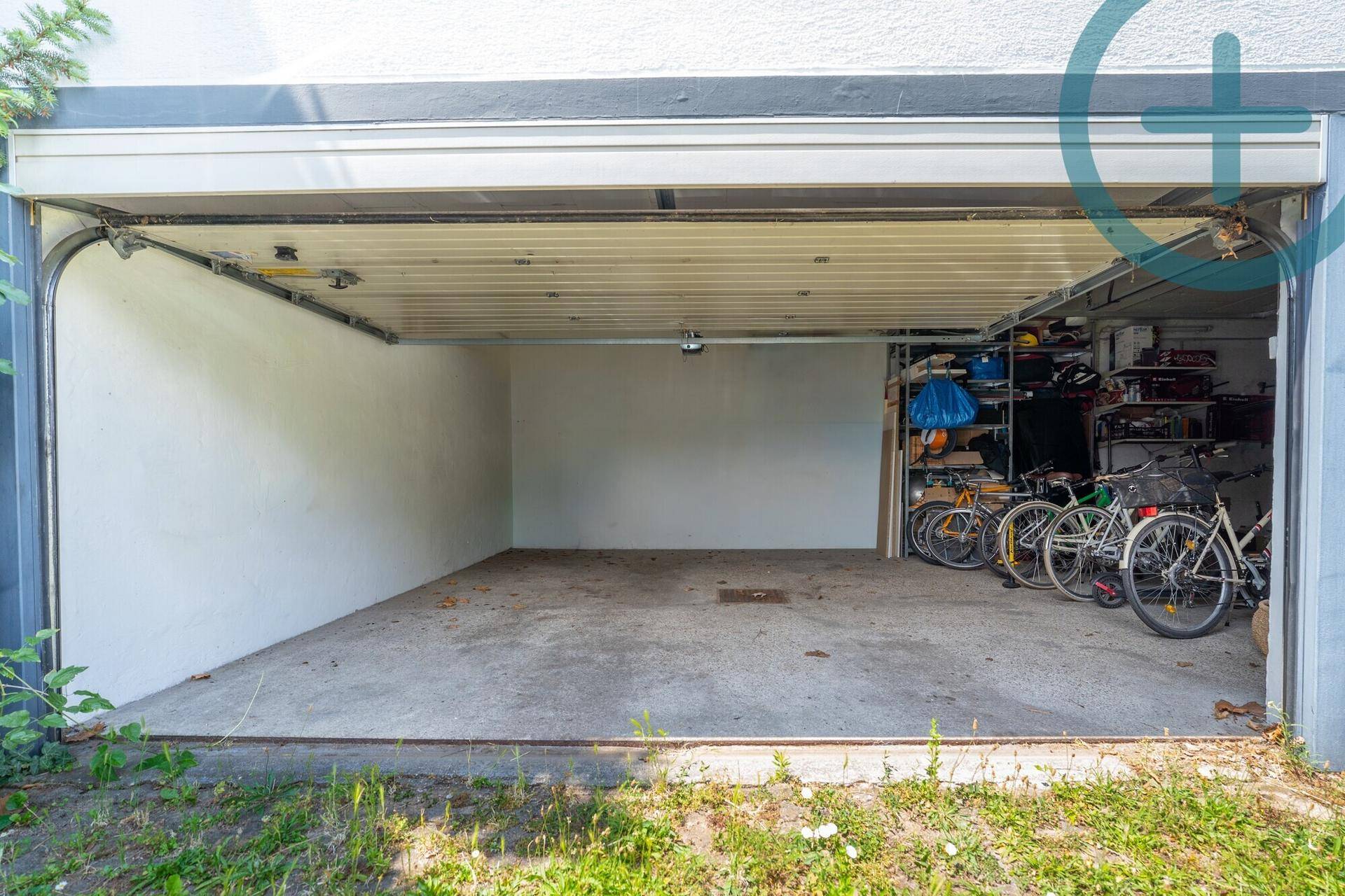 Geräumige Garage mit Platz für Fahrzeuge und Fahrräder.