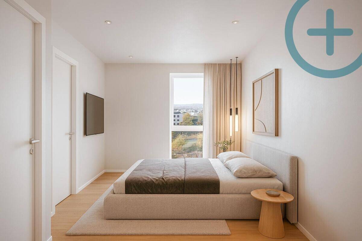 Schlafzimmer mit großem Fenster, das viel Tageslicht und einen Blick ins Grüne bietet.