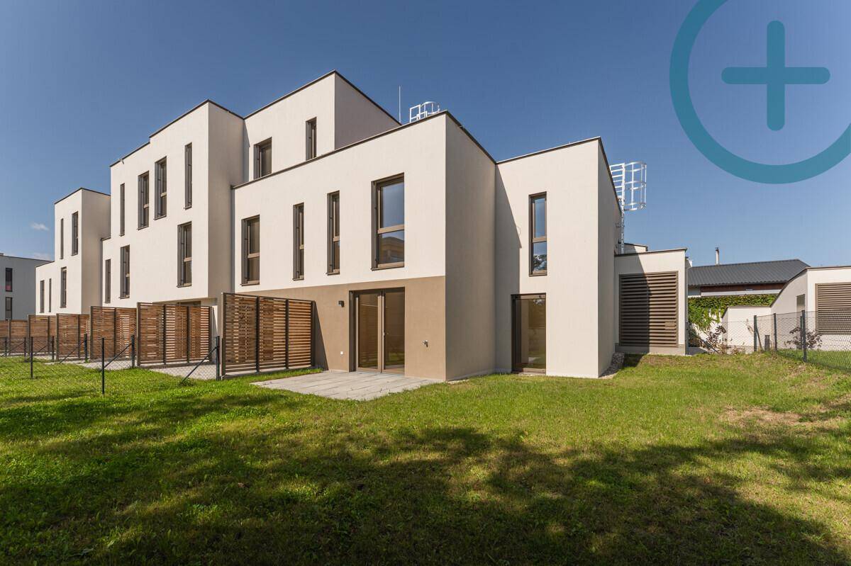 Moderne Reihenhäuser mit klaren Linien, großen Fenstern und kleinen Terrassenbereichen.