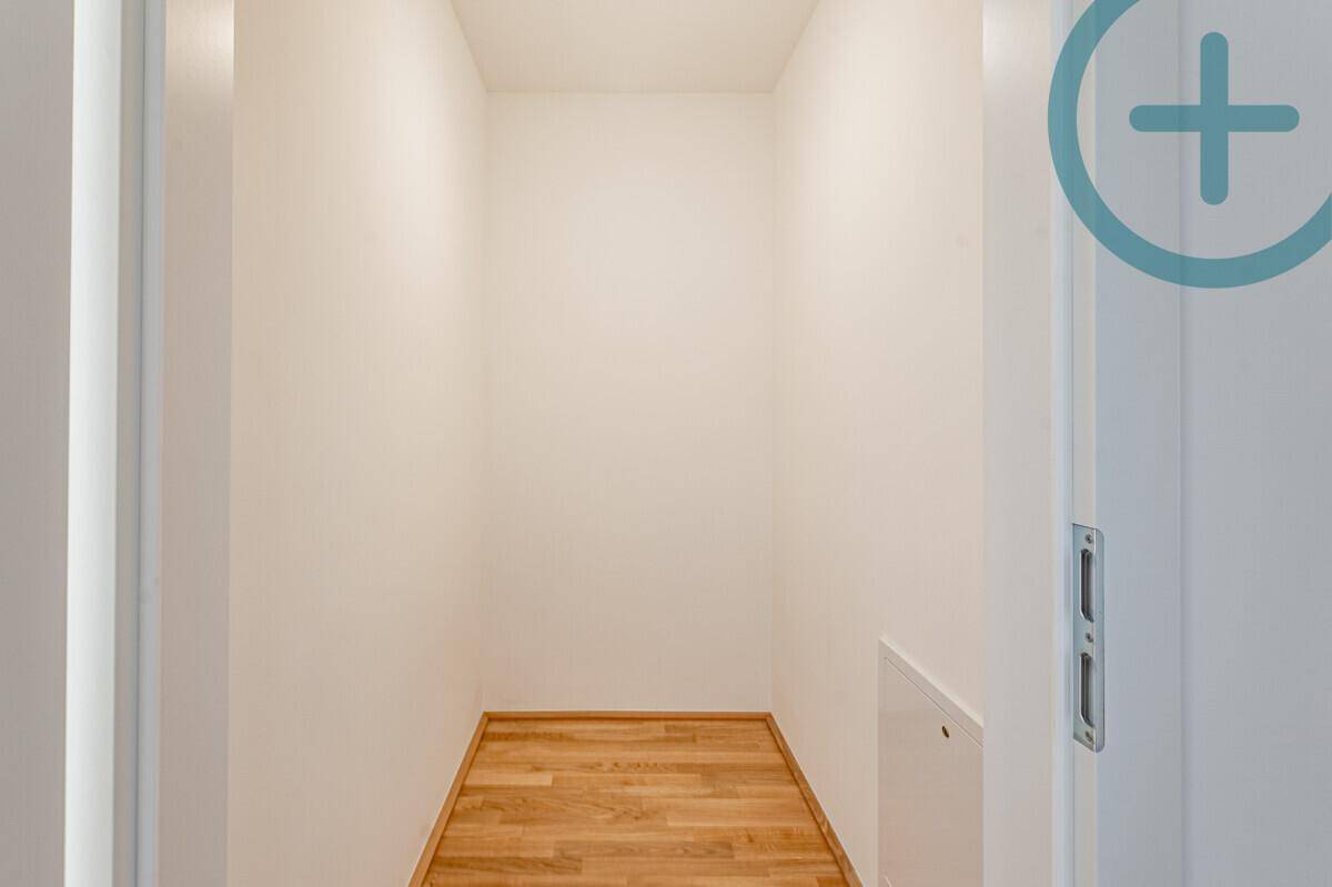 Kleiner, heller Abstellraum mit Parkettboden, ideal für zusätzlichen Stauraum.