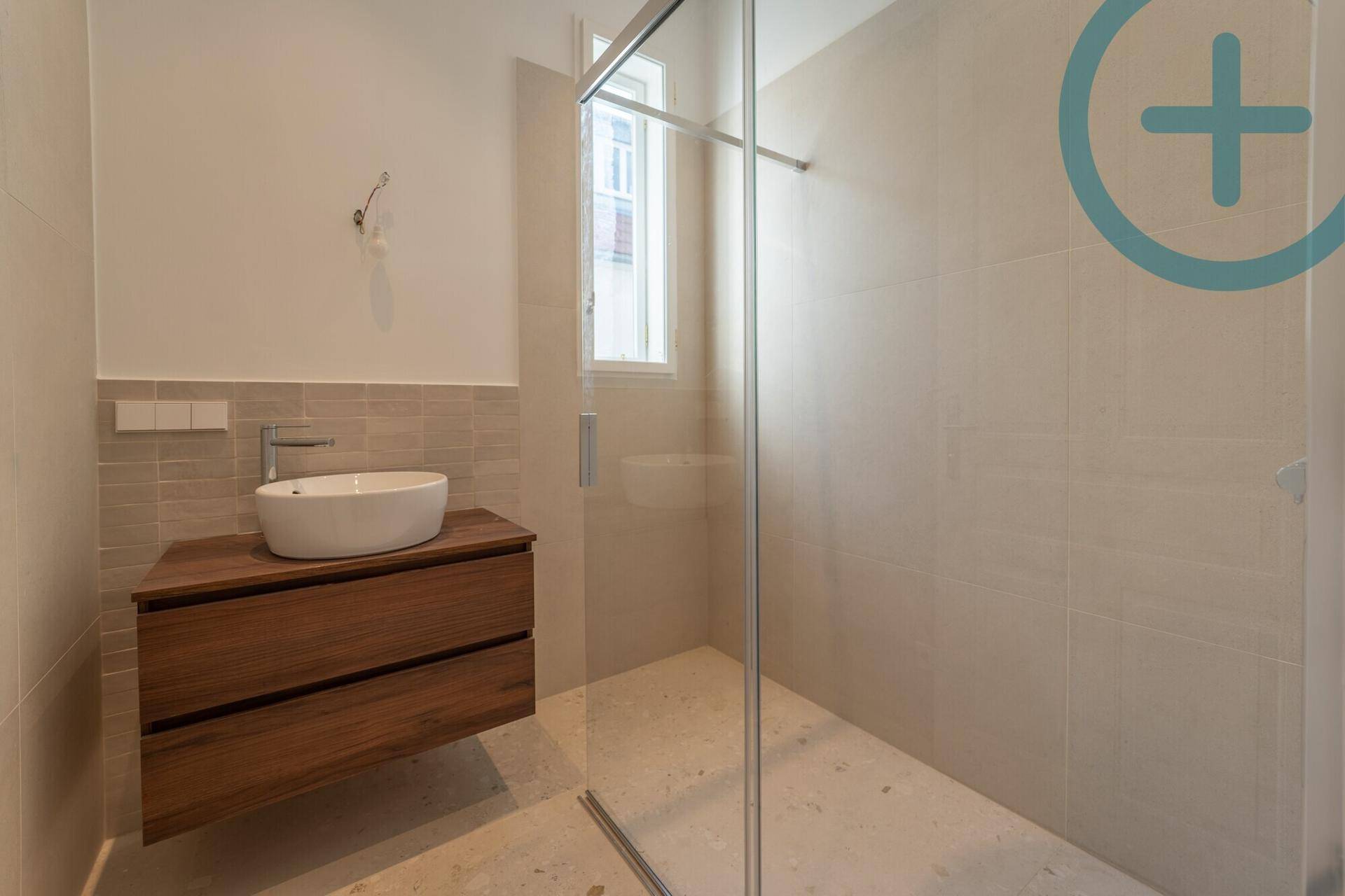 Modernes Badezimmer mit begehbarer Dusche, Einzelwaschbecken und Fenster.