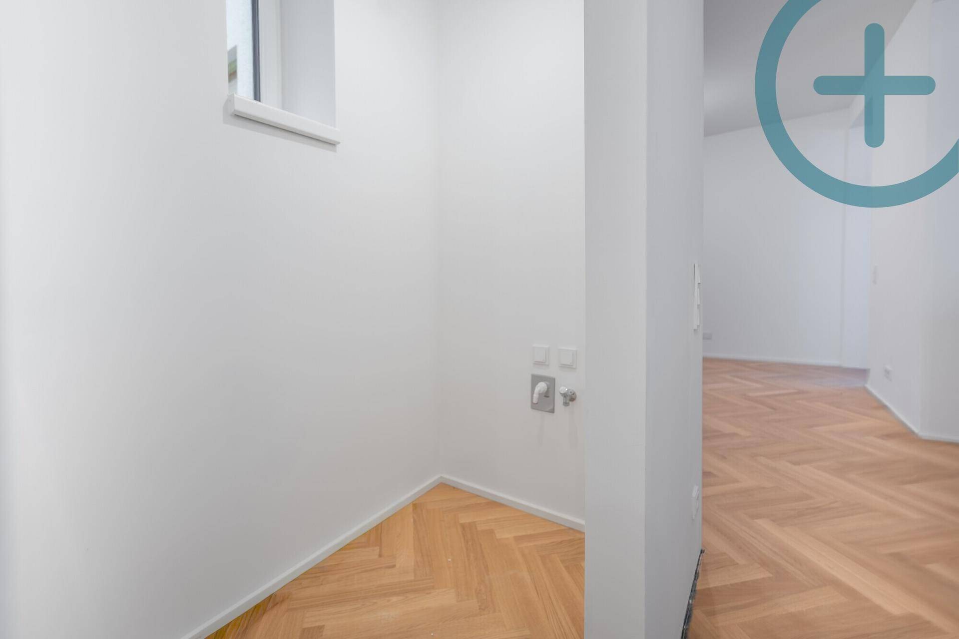 Kleiner Hauswirtschaftsraum mit Fenster und Anschlüssen für Waschmaschine, praktisch und funktional.