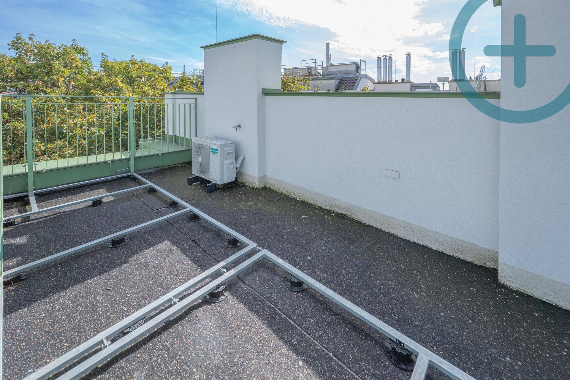 Dachbereich in Vorbereitung für eine Terrasse mit sichtbarer Unterkonstruktion und Klimaanlage.