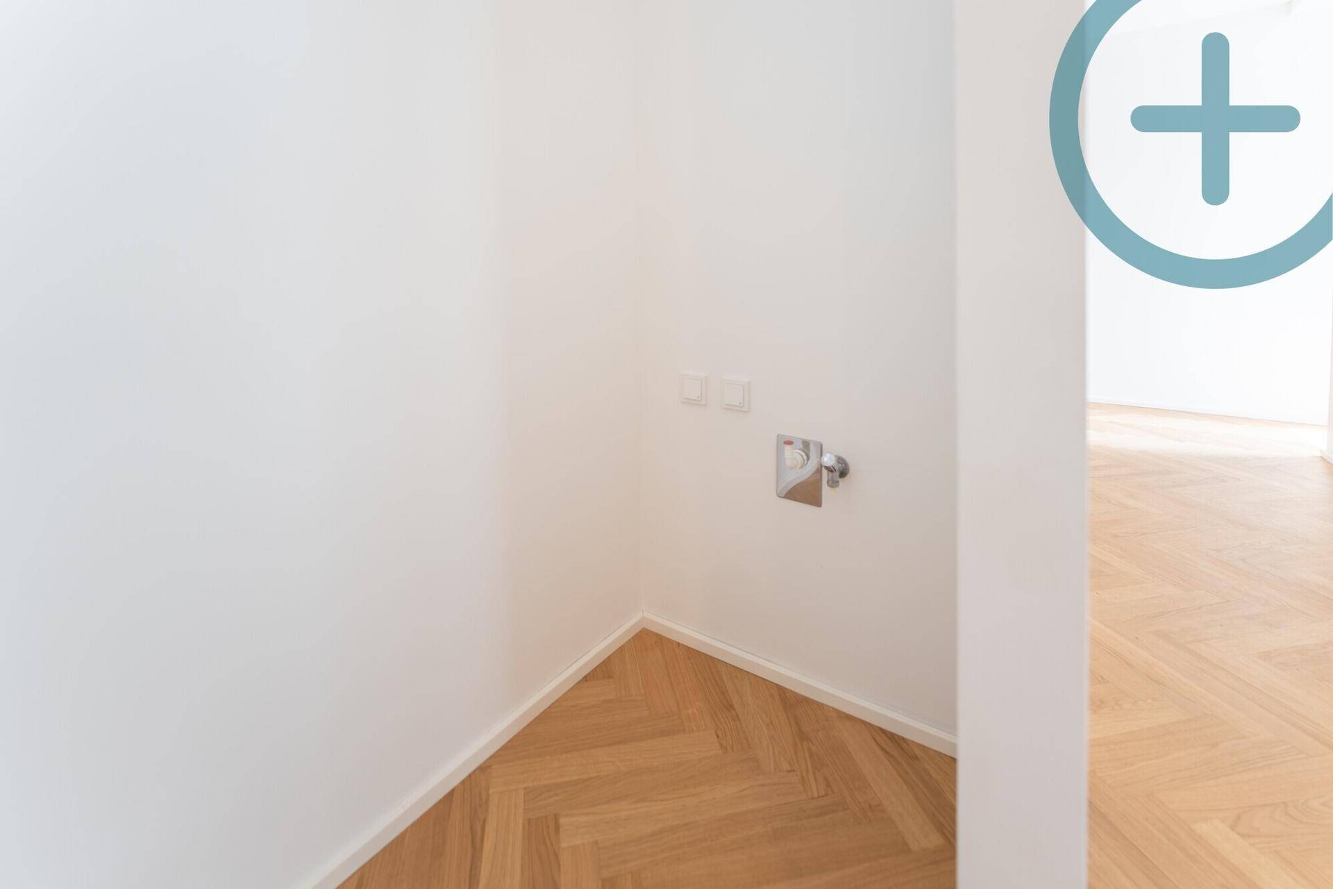 Kleiner Raum mit Anschlüssen für eine Waschmaschine, ideal als Hauswirtschaftsraum.