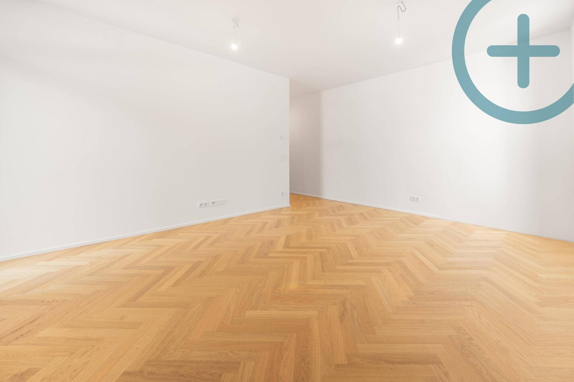 Geräumiges Zimmer mit klassischem Fischgrätparkett und viel Tageslicht, bereit für individuelle Einrichtungsideen.