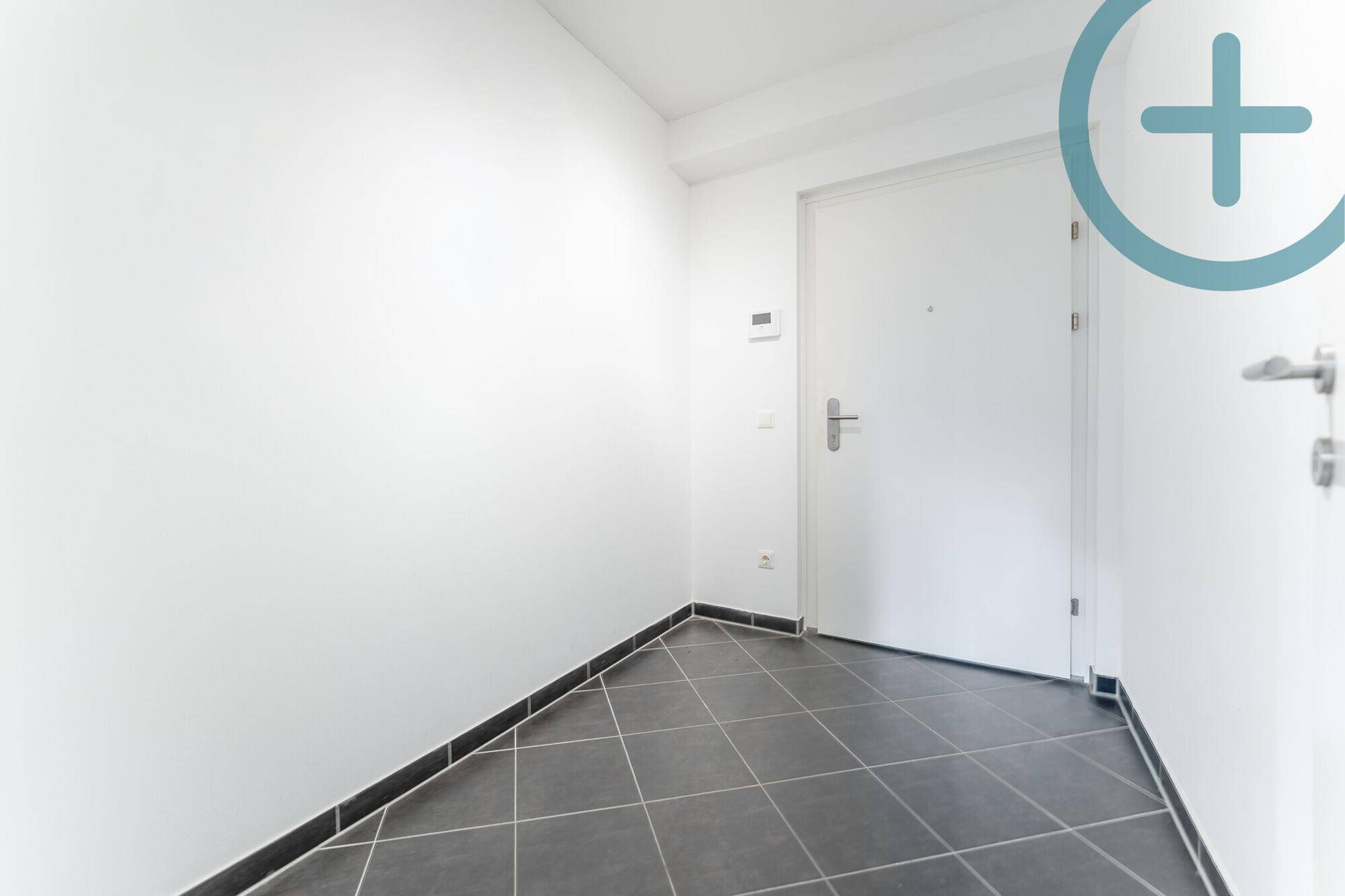 Modernes Badezimmer mit Badewanne, Dusche, Einzelwaschbecken und Fenster.