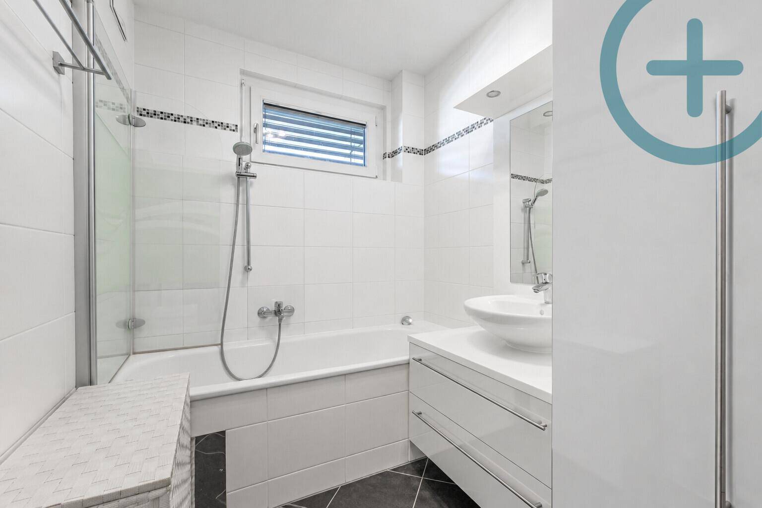 Separates WC mit modernem Waschbecken und Spiegel.