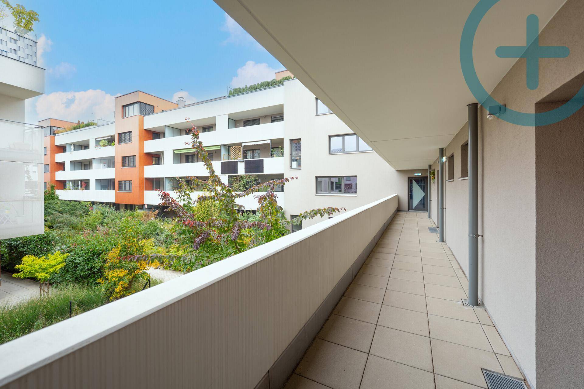 Moderne Wohnanlage mit gepflegten Grünflächen und Outdoor-Fitnessgeräten.