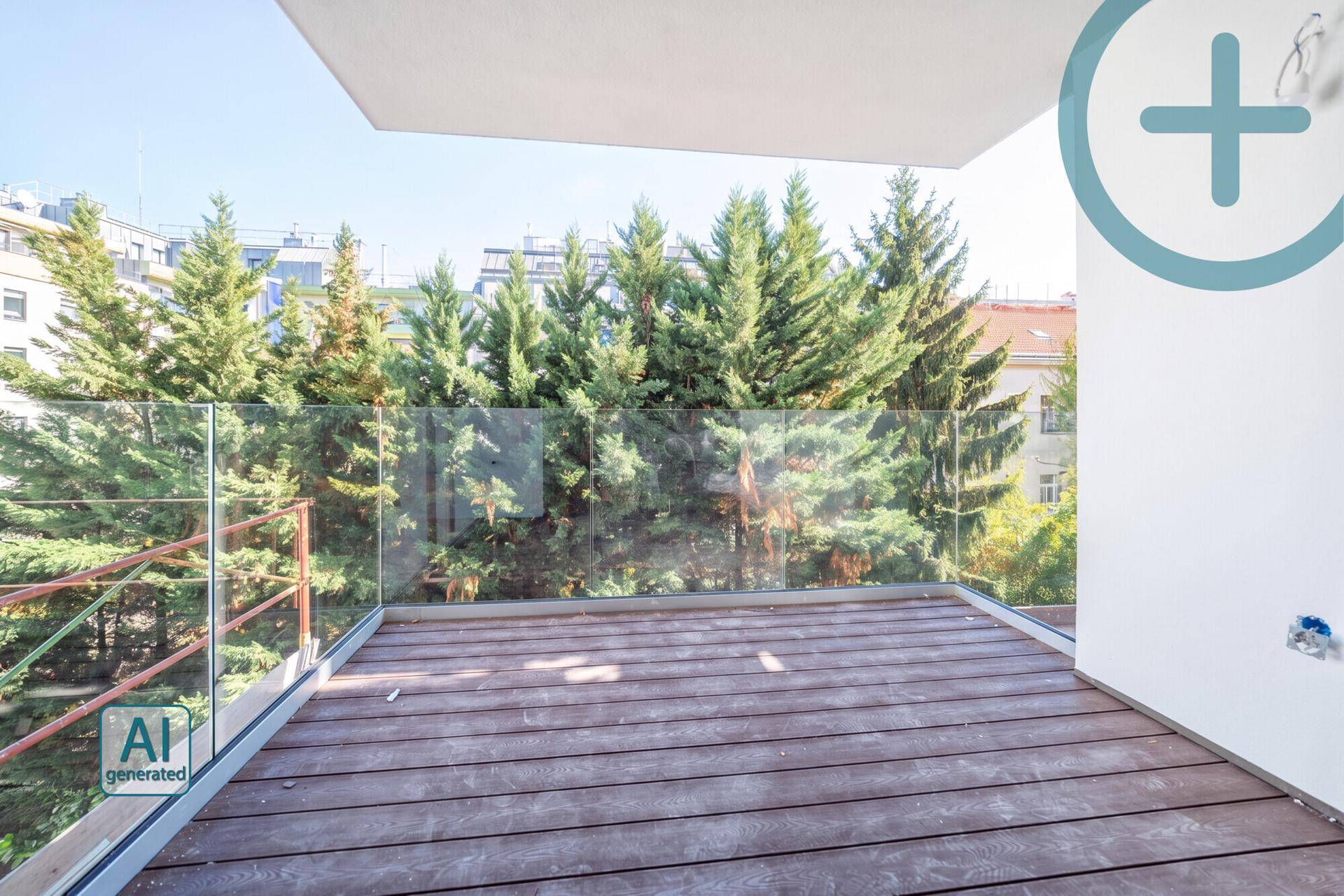 Geräumiger Balkon mit Holzbelag und Glasgeländer, umgeben von grünen Bäumen und Stadtblick.