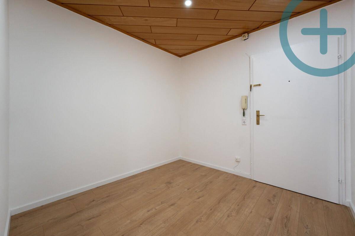 Eingangsbereich mit Holzdeckenverkleidung, Laminatboden und Gegensprechanlage.